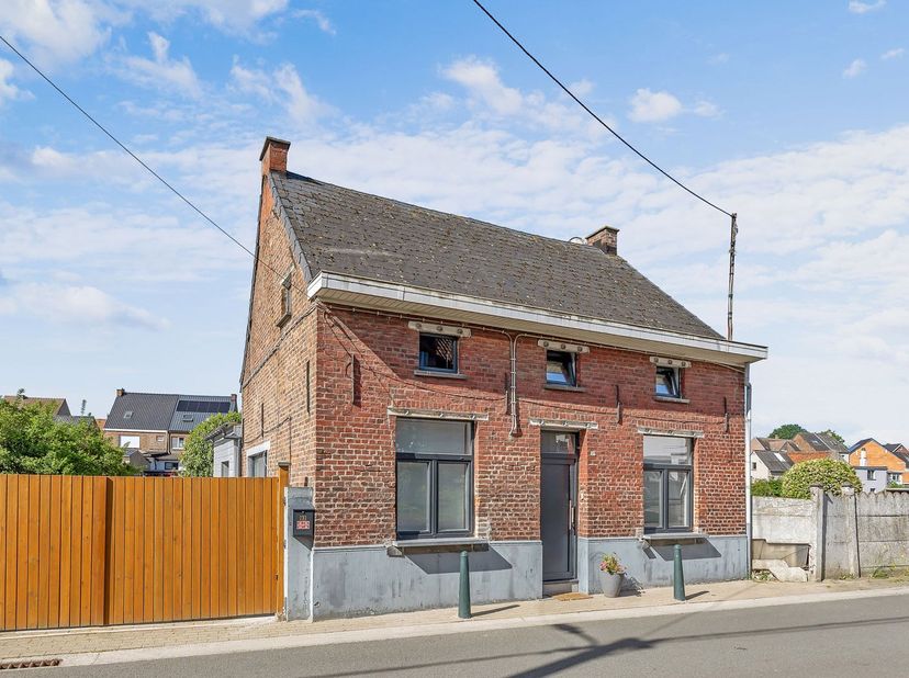 In de Hellestraat 97 te Ninove bevindt zich deze charmante open bebouwing op een ruim perceel van 904 m². De woning combineert karakter en comfort met