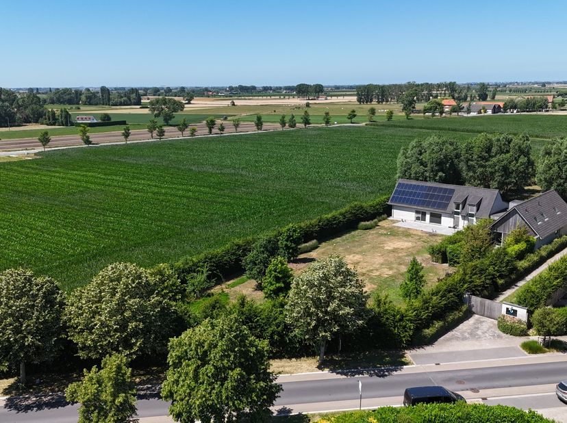 In de rustige Keiemdorpstraat in Keiem bevindt zich deze uitzonderlijke eigendom op een royaal perceel van 5.923 m². Met een bewoonbare oppervlakte va