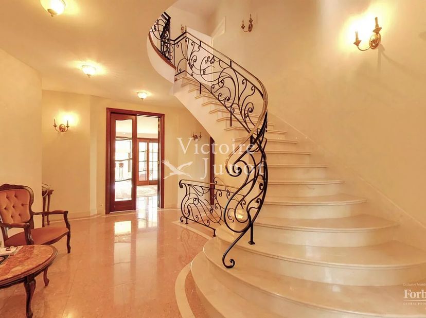 Woluwé Saint Pierre: Victoire - Junot presenteert dit prachtige pand gelegen in de residentiële wijk Val Duchesse. Deze villa, met een bewoonbare oppe