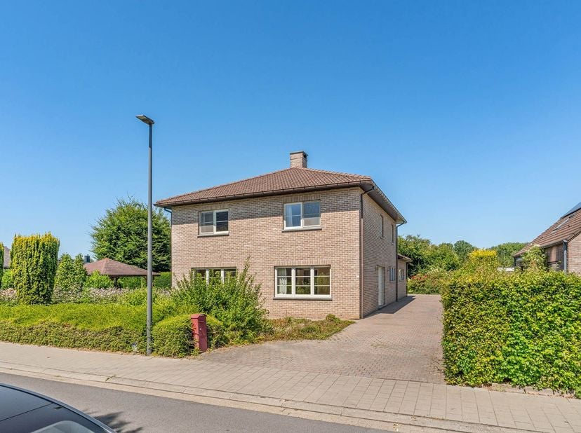 Gelegen in een rustige, residentiële woonwijk in Herent, vinden we deze ruime villa met een bruikbare oppervlakte van ca. 305 m² en een volledig aange