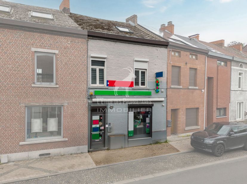 Referentie agentschap: L6031-431<br />
Virtuele tour: <br />
Ontdek deze commerciële ruimte, ideaal gelegen in Monceau-Sur-Sambre, met uitstekend zich
