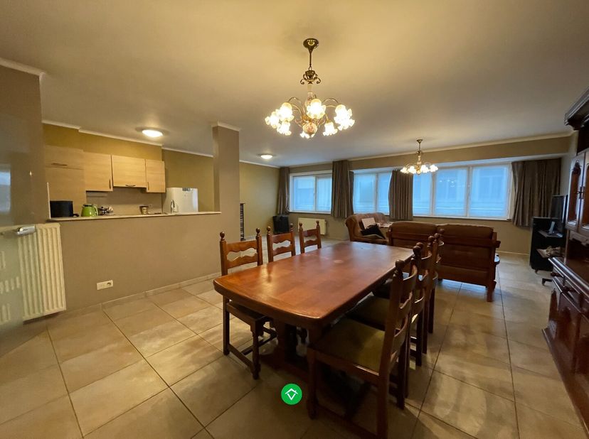 Dit appartement is gelegen pal in het centrum van Roeselare, met het station, de Grote Markt, het stadspark en nog veel zaken op wandelafstand!<br />