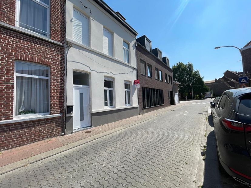 Gerenoveerde woning met 4 slaapkamers en tuin te WervikDeze woning bestaat uit: * Gelijkvloers: inkomhal met toilet, ruime living die meegaat met de e