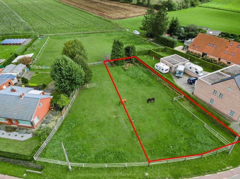 " Uniek vergezicht aan de achterzijde" alsook " rust en privacy " gewaarborgd !!<br />
<br />
Nabij het centrum gelegen bouwgrond voor open bebouwin