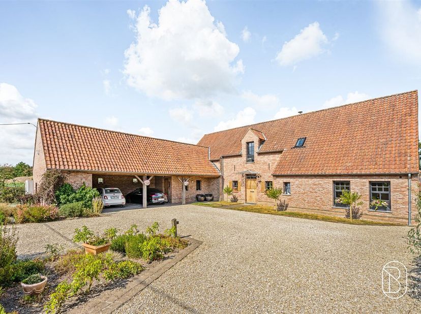 Luxueuze villa met paardenaccomodatie, in een groene, landelijke omgeving. <br />
Op een prachtige rustige locatie bevindt zich deze uitzonderlijke vi