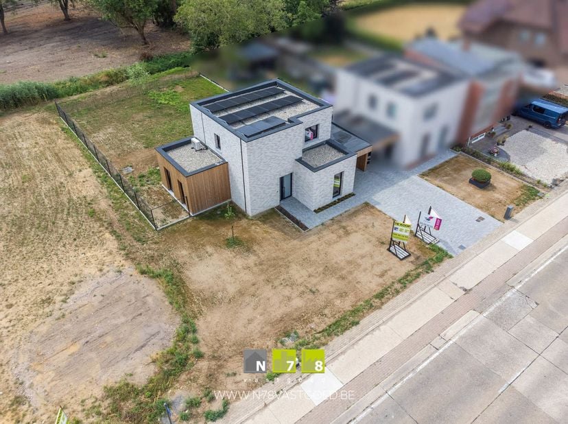 NIEUWBOUWWONING MET 4 SLAAPKAMERS EN 2 BADKAMERS OP EEN PERCEEL VAN 7A88CA TE NEEROETEREN.<br />
<br />
TROEVEN<br />
- Ligging op een boogscheut van