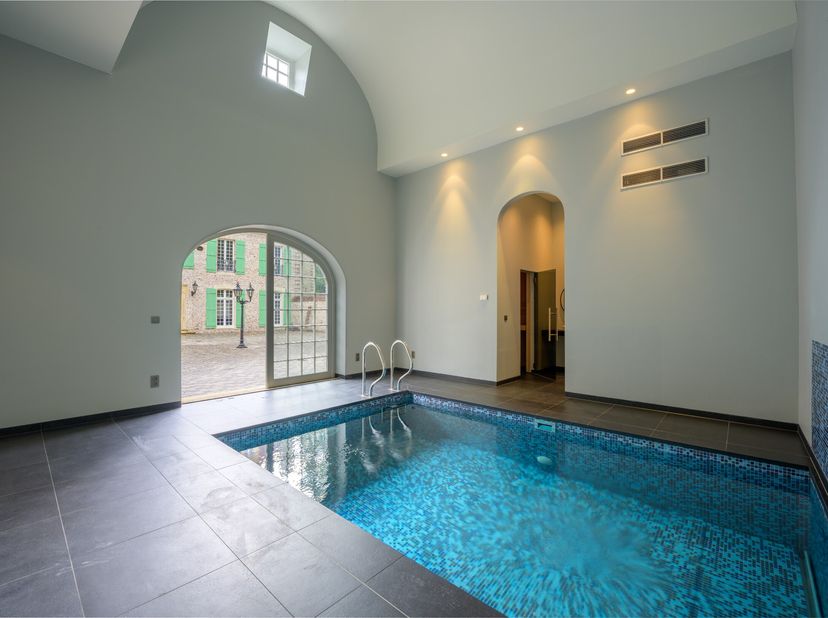 Ce château-villa unique se trouve sur un domaine privé de 2,7 hectares et offre une multitude de caractéristiques impressionnantes. L'allée longue men