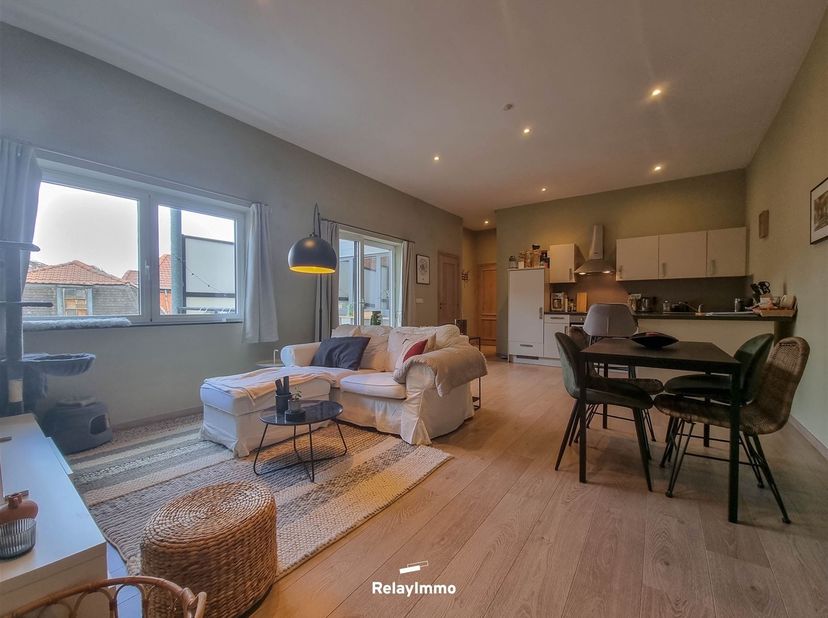 Tweekamerappartement met terras in het centrum van Doornik, op een boogscheut van de Grote Markt!<br />
<br />
<br />
Bestaande uit:<br />
Inkomha