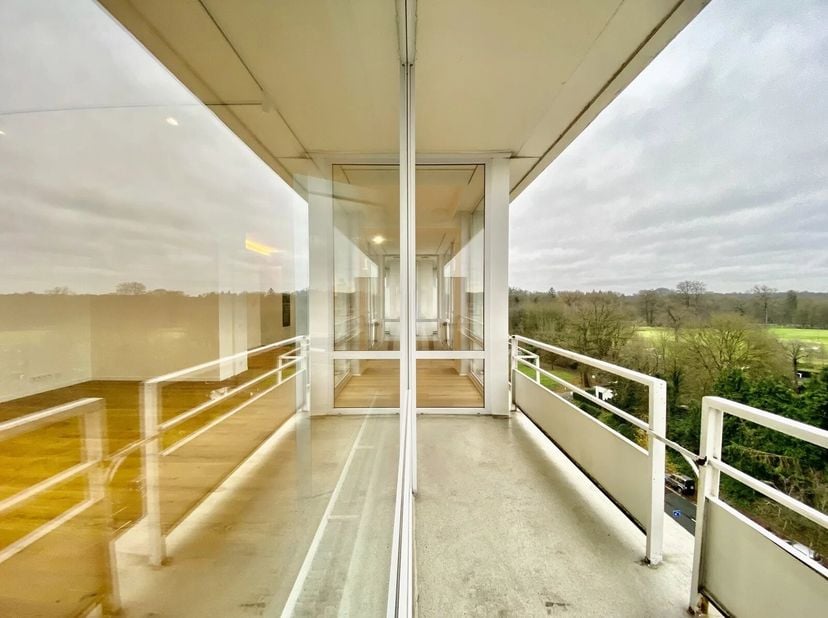 Bien présenté par Maia Zinchenko Tel : 0473/36.58.05 ou maia.zinchenko@victoire.be<br />
Victoire- Junot vous propose ce magnifique penthouse complète