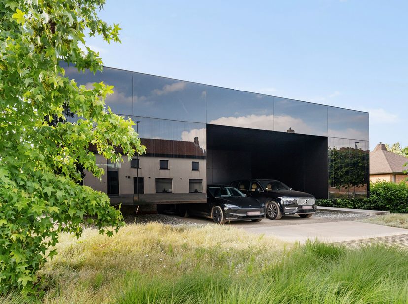 Deze uitzonderlijke nieuwbouwwoning, ontworpen door Binst Architects, is veel meer dan een woning, het is een krachtig architecturaal statement. Een s