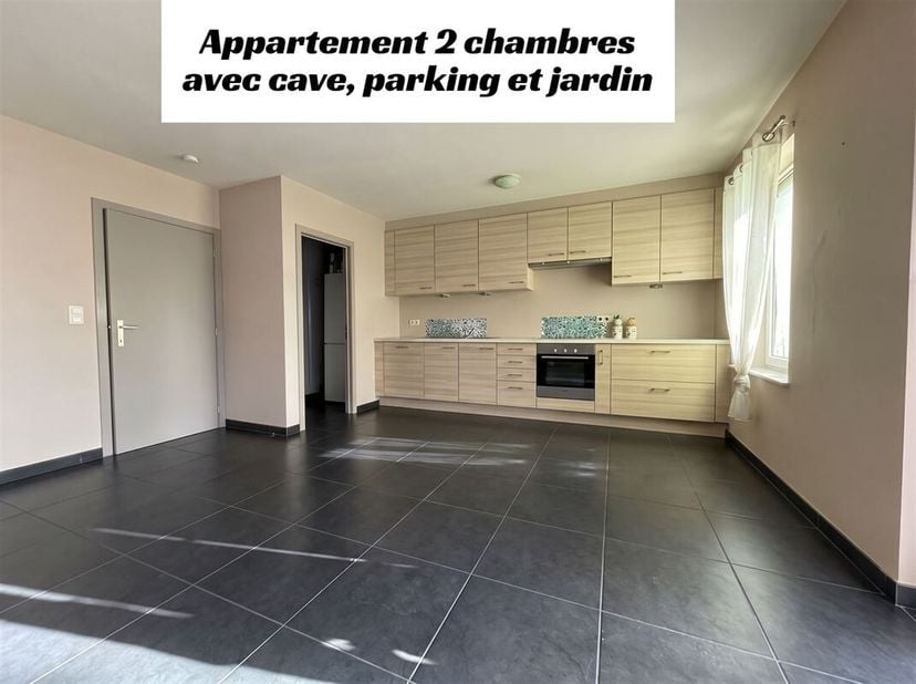 Zeer aantrekkelijk appartement met 2 slaapkamers, privétuin, parkeerkelder en kelder.<br />
Deze woning biedt ongeveer 89 m² woonruimte op de begane g