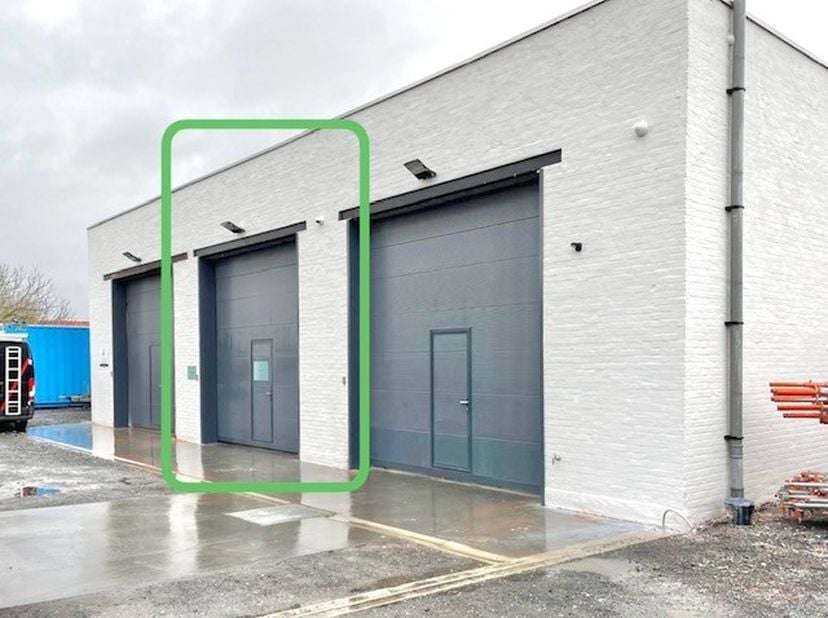 Magazijn voor opslag te huur op beveiligde site, voorzien van camerasysteem, toegankelijk via een geautomatiseerde poort met afstandsbediening; Locati