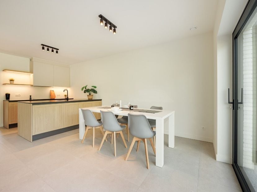 ndeling:Deze tijdloze nieuwbouwwoning maakt deel uit van het woonproject Winhof in Mollem (Asse). Met een praktische ruime berging die zowel vanuit de