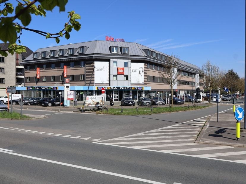 Kantoren + commerciële ruimte + parkings - Afrit E40 / IBIS<br />
Kan in één geheel of gedeeltelijk worden aangekocht.<br />
Geheel bestaande uit:<br