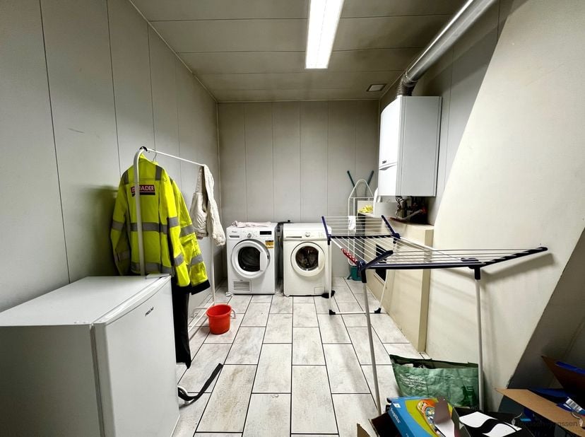 Gebouw voor gemengd gebruik met handelsruimte, ruim atelier en woonst in het centrum van Hamme<br />
In het centrum van Hamme bevindt zich dit gebouw