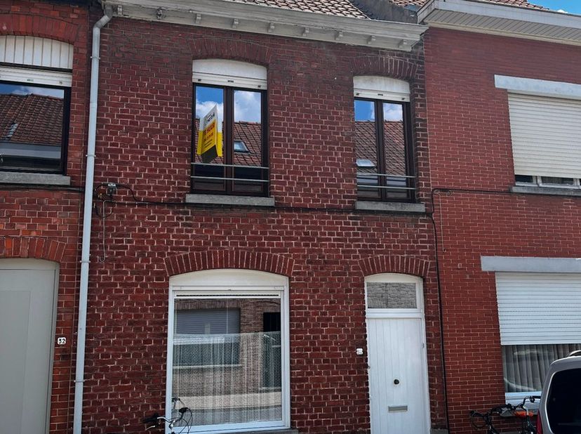 Deze woning omvat een inkomhal, living verwarmd met een gaskachel, lichtrijke keuken met dampkap en kookfornuis (zelf koelkast en microgolfoven meebre