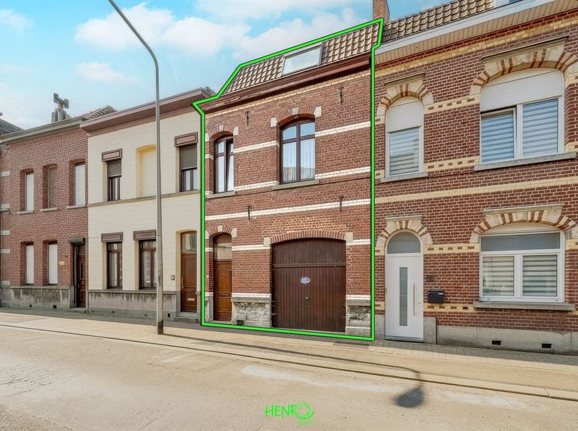 Située dans un quartier prisé en périphérie de la ville, cette spacieuse maison séduit par ses volumes généreux, sa luminosité et son potentiel d'amén