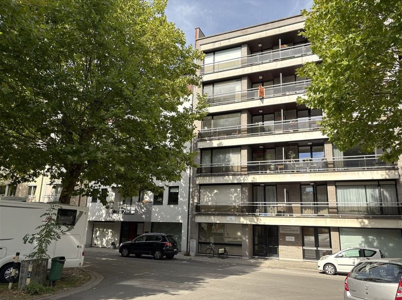 EEN TOPLOCATIE IN DE STAD<br />
<br />
In deze zalig groene omgeving tussen de twee Leie-armen staat rust centraal, vlot te voet  naar het centrum e