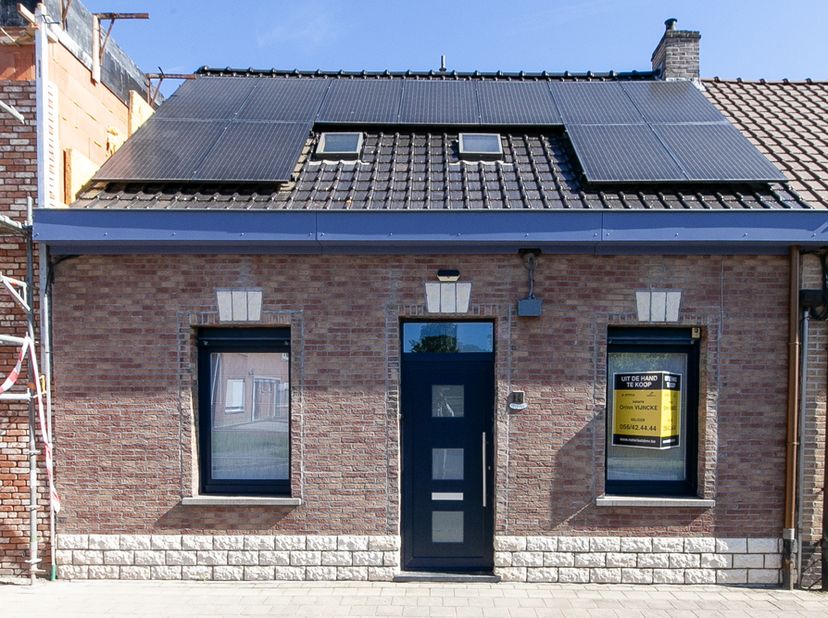 INSTAPKLARE, RECENTELIJK VERNIEUWDE WONING in een residentiële buurt nabij de dorpskern van Bissegem en invalswegen.<br />
Gelijkvloers: woonkamer, sl