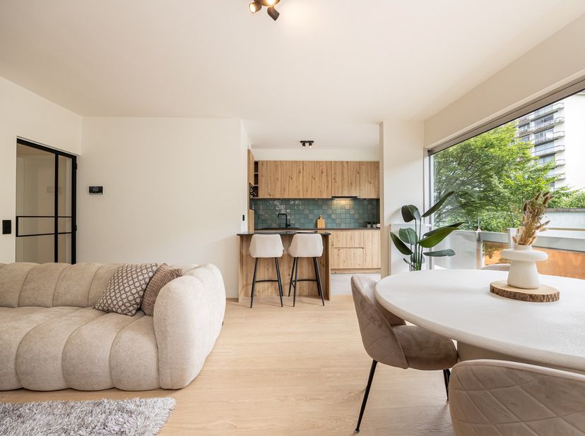 Gerenoveerd appartement met twee slaapkamers en balkon nabij het Runcvoortpark te Merksem!<br />
<br />
Het appartement gelegen op de eerste verdiepin