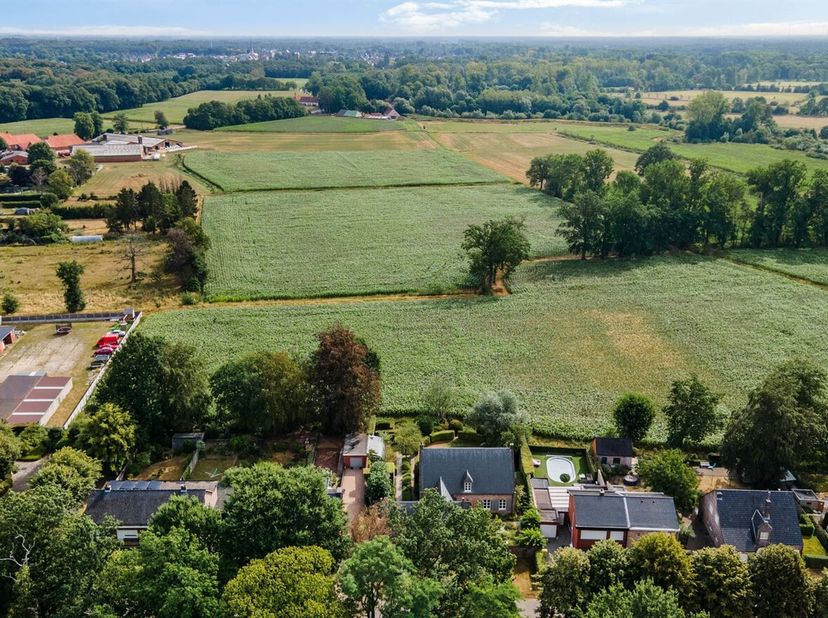 Deze stijlvolle villa in pastorijstijl is gelegen in een rustige, praktisch doodlopende straat en geniet achteraan van een blijvend vrij uitzicht over