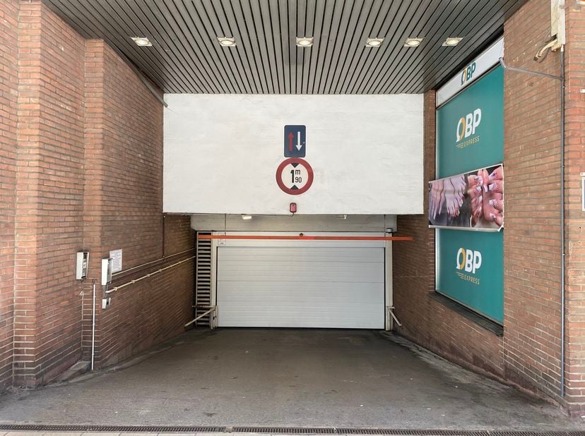 SINT-GILLIS - Dicht bij het Stefaniaplein, de Louizalaan en het openbaar vervoer (Tram/Bus Stéphanie, Faider, Defacqz), PARKEERPLAATS gelegen op nivea