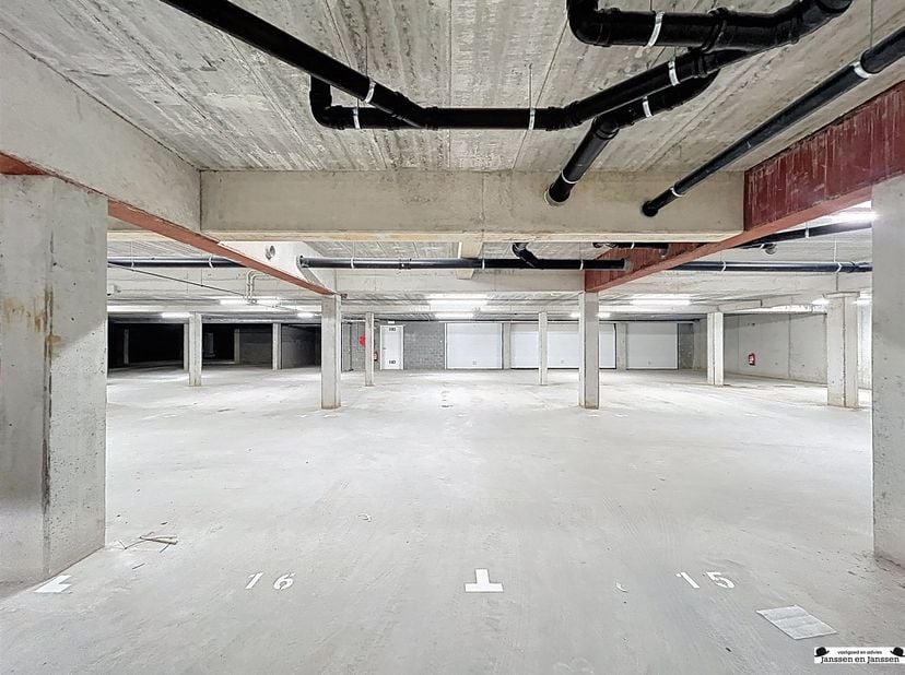 Parking souterrain dans le projet Goorbos<br />
<br />
Ces places de parking sont situées sous le nouveau projet Goorbos.<br />
L'entrée se fait pa