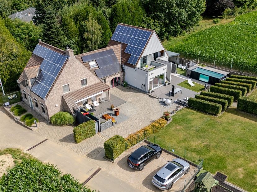 In het groene Moerbeke, een deelgemeente van Geraardsbergen midden in de Vlaamse Ardennen, bevindt zich dit unieke domein waar comfortabel wonen en su