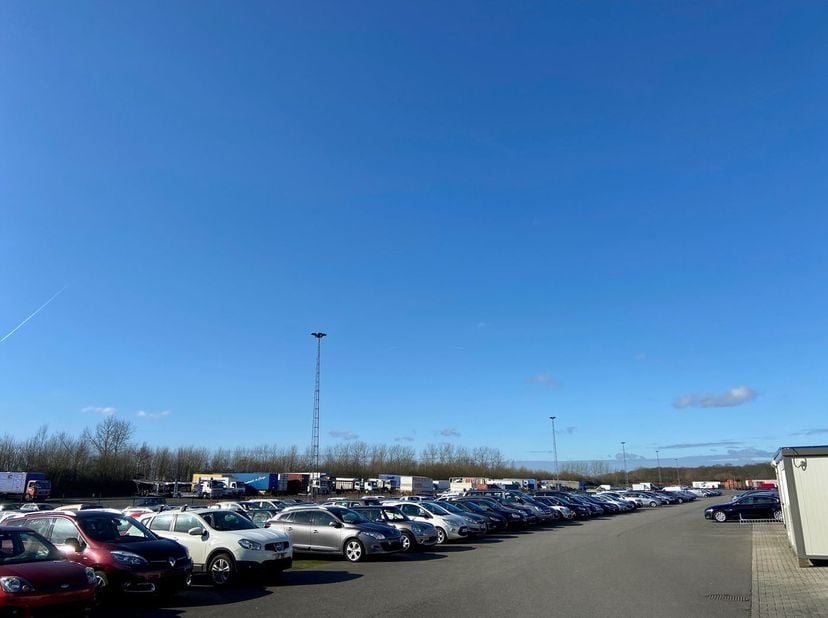 Ruime parkeerruimte van 2.000 m² te huur , gelegen op een uitstekende, strategische locatie langs de A12 te Wilrijk. De parkeerruimte bevindt zich naa