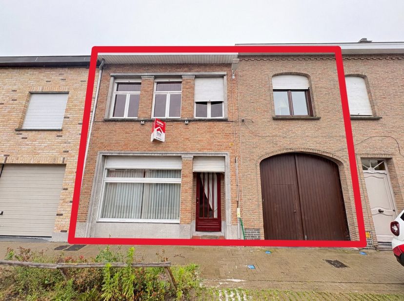 Ruime gezinswoning nabij het centrum van Wervik Deze ruime gezinswoning is rustig gelegen in een recent vernieuwd woonerf, op wandelafstand van het ce