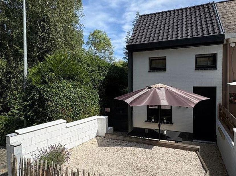 ZEER LEUKE STARTERSWONING TE GERAARDSBERGEN<br />
Vraagprijs : 199.000 euro<br />
Zeer leuke woning voor starters of als investering.<br />
Deze volle
