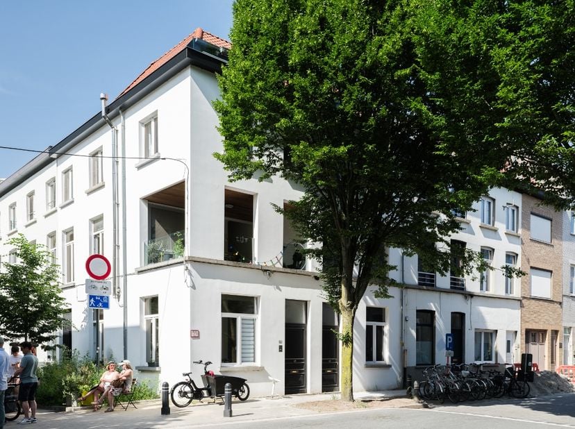 Hoekwoning met aangenaam volumespel, 3 slaapkamers, aparte fietsenberging en twee zongerichte terrassen, gelegen in de omgeving van Portus Ganda.<br /