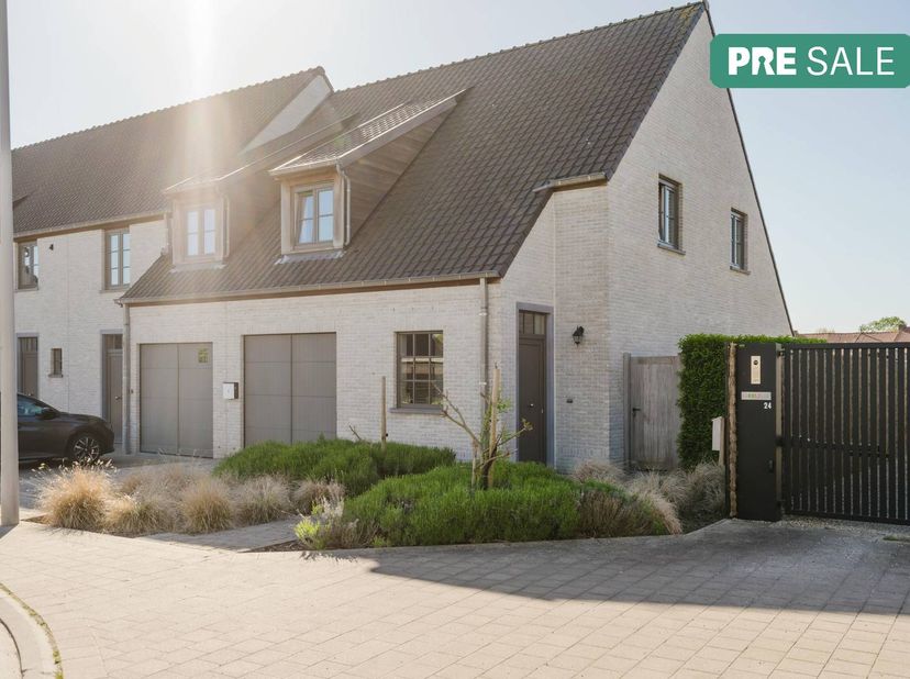 Cette maison, finie avec des matériaux de haute qualité, est située au calme au cœur de Rollegem, à proximité des restaurants, des supermarchés, des g