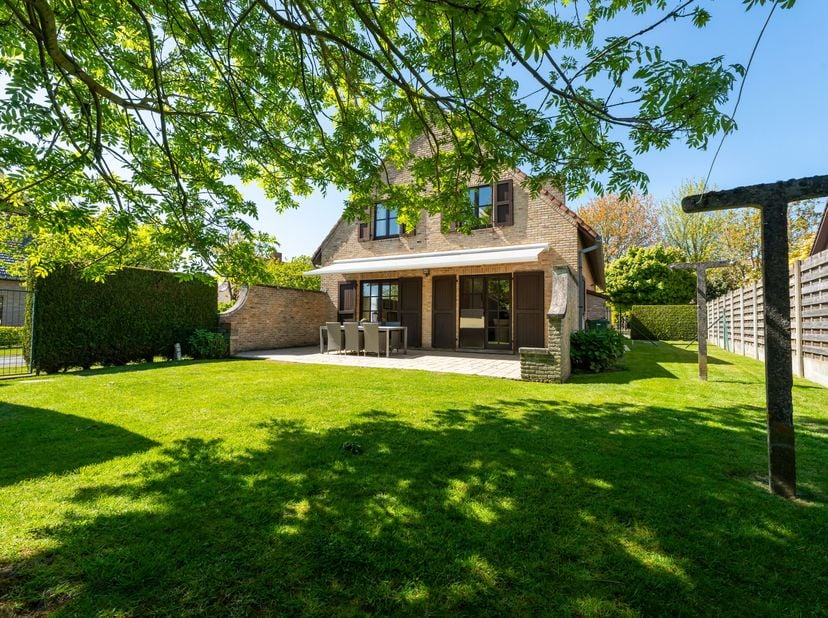Deze zeer goed onderhouden alleenstaande woning op 598 m2 is gelegen in een rustige residentiële woonomgeving.<br />
We betreden de gelijkvloerse verd