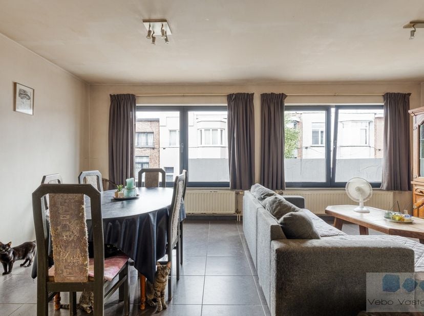 Appartement met 2 slaapkamers en op gunstige locatie te Deurne.<br />
<br />
Vlotte bereikbaarheid naar autostrades en invalswegen wat ideaal is voor
