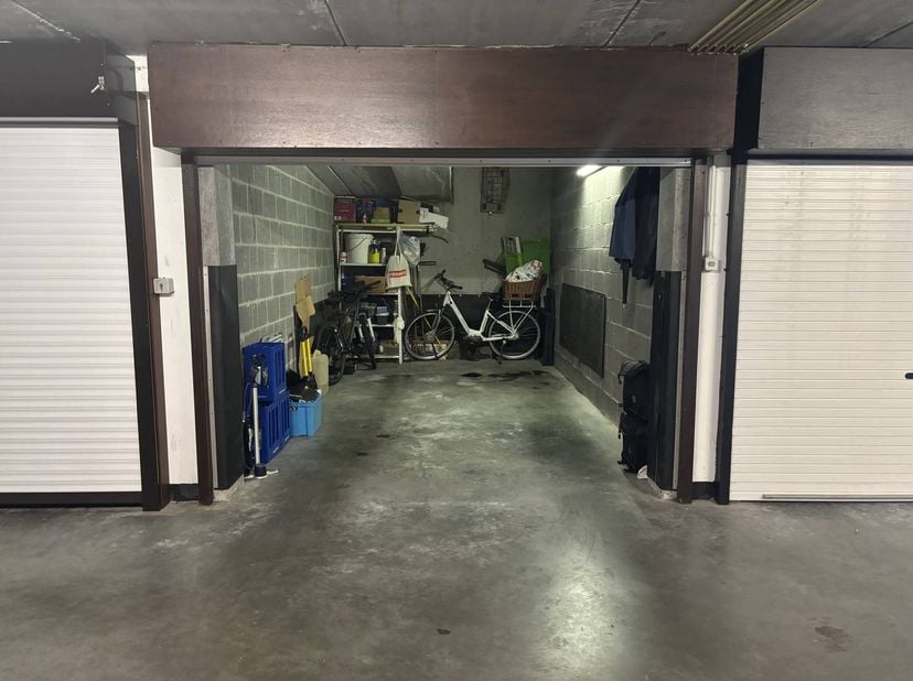 Garage box bien situé à vendre au sous-sol de la résidence Dunesand, Zeedijk 261 à Middelkerke !<br />
Equipé d'un éclairage.<br />
<br />
Dimensions 