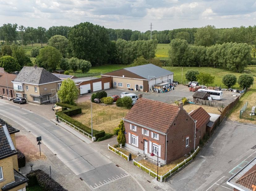 Ce projet d'investissement comprend quatre lettres cadastrales, divisées en deux maisons et un hangar.<br />
1. Propriété 1 : Grimmingeplein 9 <br />