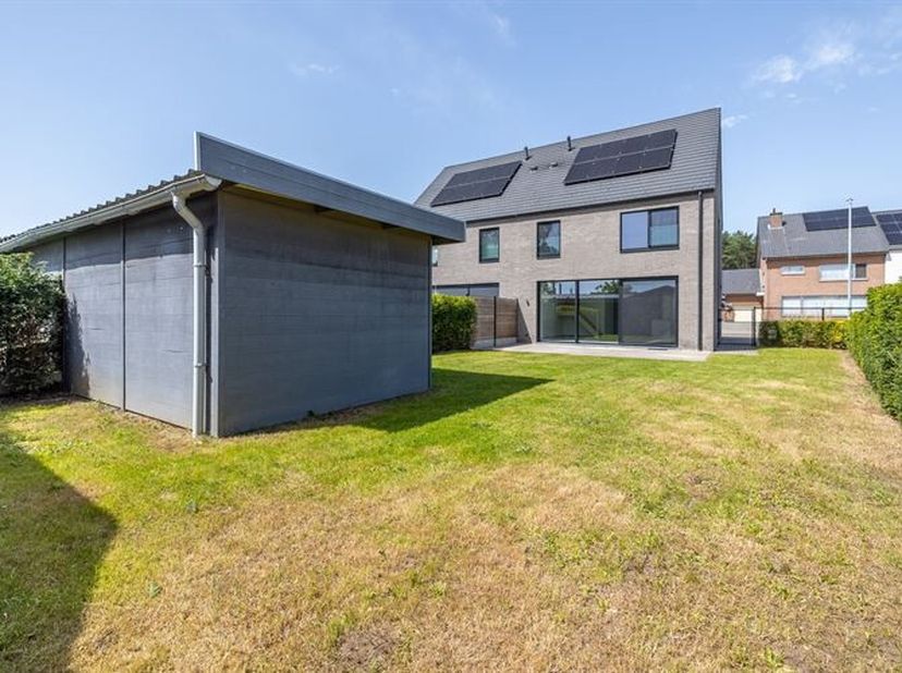 Maison de location unique avec beaucoup de lumière, de belles finitions et un jardin agréable. Spacieuse maison BEN avec trois chambres et un grenier