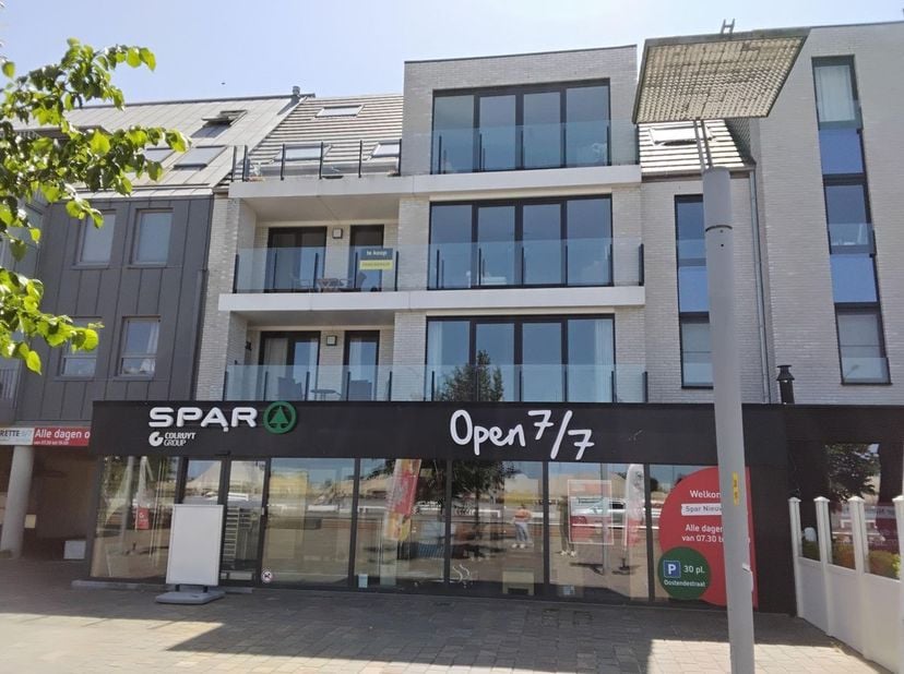 Op een toplocatie aan de kaai in Nieuwpoort bevindt zich dit lichtrijke en uitstekend onderhouden appartement van 84 m², gebouwd in 2020. Dankzij de g