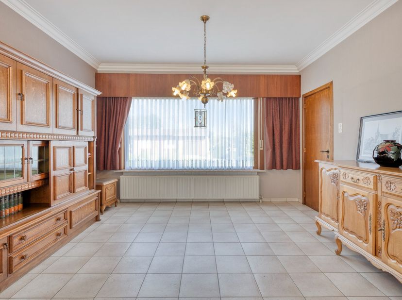 Deze op te frissen gezinswoning met vier slaapkamers is rustig gelegen in de Peperstraat in Mol-Achterbos, op een zonnig perceel van 1.506 m². Dit op