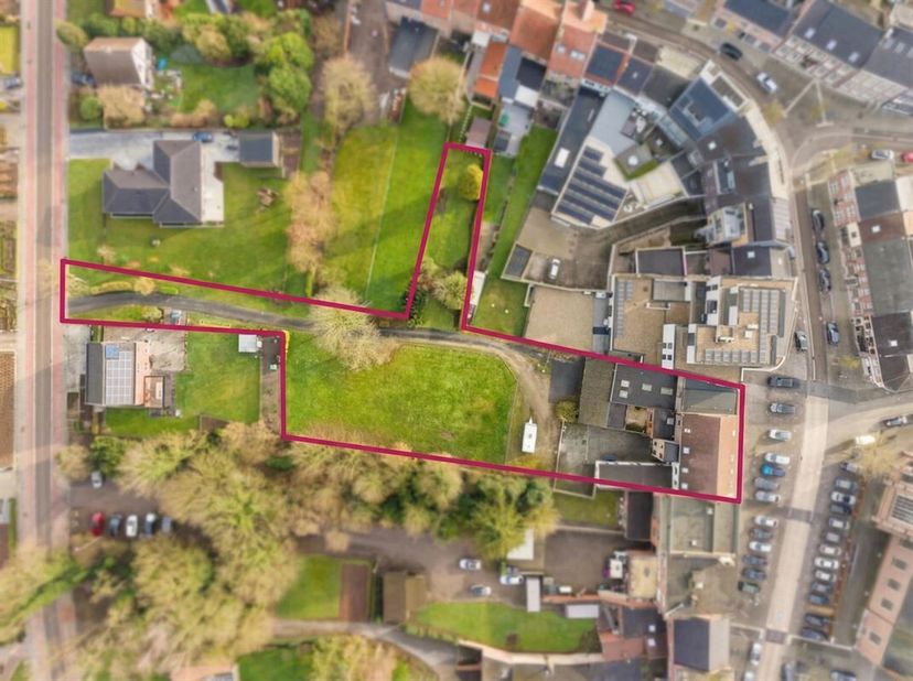 RICHTPRIJS: € 745.000,00. Woonhuis met kantoor en verhuurd appartement in het hart van Herk-de-Stad Markt 32. Het pand is bouwkundig erfgoed en maakt