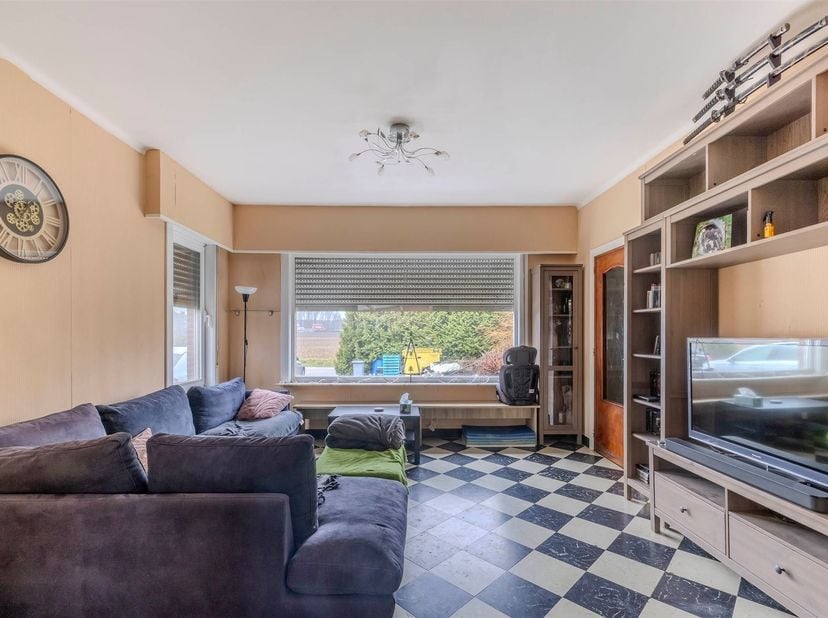 Open bebouwing met 3 slaapkamers en ruime tuin in Herselt<br />
<br />
Bij binnenkomst betreedt u de inkomhal, die toegang biedt tot de bovenverdiep