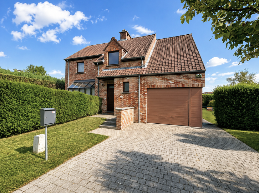 Ruime vrijstaande villa, gebouwd in 2003, gelegen op een perceel van 650 m² in een rustige en gegeerde residentiële woonwijk, op slechts 10 minuten wa