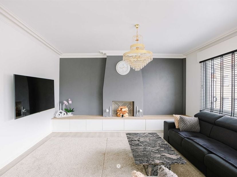 Vous recherchez de l'espace, du confort et un emplacement idéal ? Alors cet appartement entièrement rénové saura sans aucun doute vous séduire. Vous y