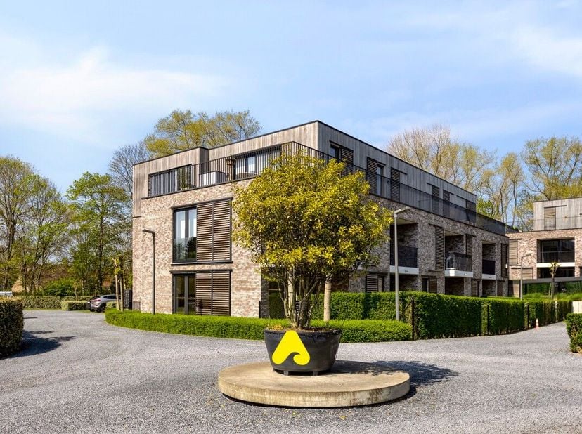 Appartement moderne au rez-de-chaussée, situé dans un endroit calme et avec des finitions de haute qualité !<br />
<br />
L'appartement comprend un ha