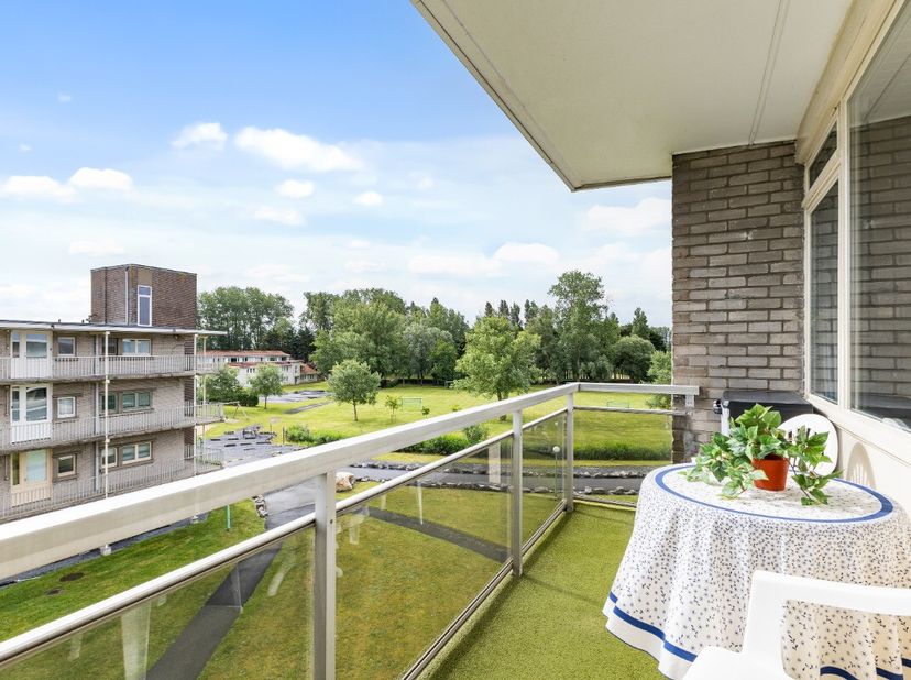 De Haan: Vakantie appartement te koop gelegen in het groen en vlakbij de zee!Op de 3e verdieping van residentie Hyacint vinden we dit gezellig apparte