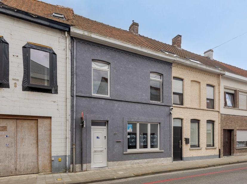 Op zoek naar een ruime gezinswoning op een centrale locatie? Deze charmante starterswoning in de Duivenstraat biedt maar liefst 5 slaapkamers, een aan