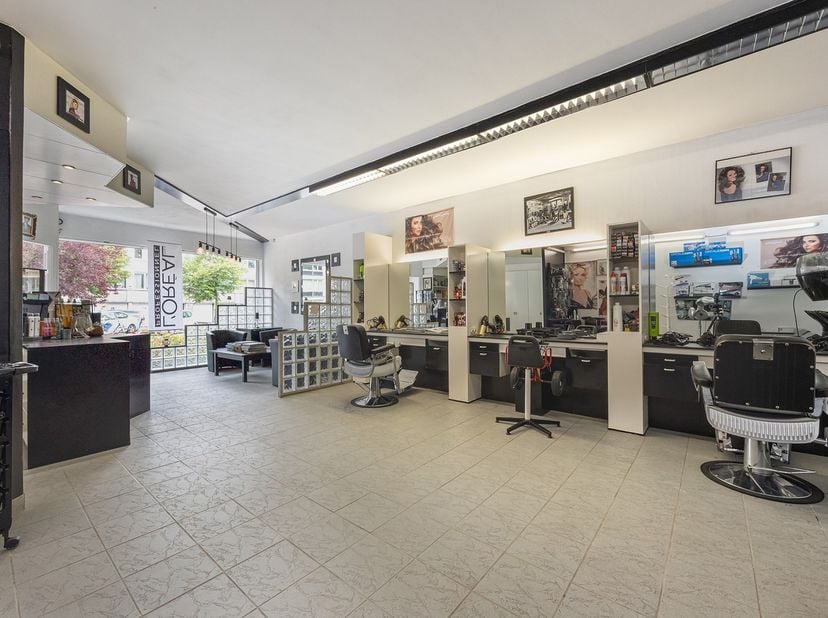Situé dans un quartier central et recherché de Borgerhout, nous vous proposons ce commerce de 90 m².<br />
<br />
Localisation :<br />
Situé au 181 Lo