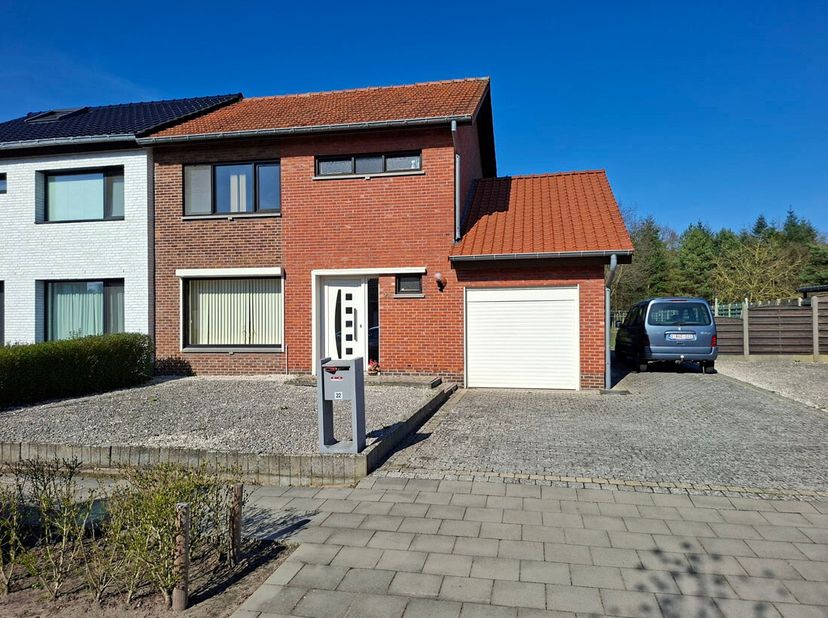 Karaktervolle driegevelwoning te Lommel.<br />
Deze halfopen bebouwing bevindt zich in een rustige en groene buurt en dit op een steenworp van het alo