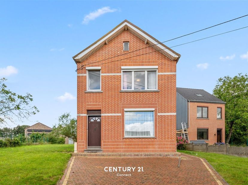 Deze te renoveren vrijstaande woning is gelegen op de Staatsbaan, een belangrijke verbindingsweg tussen Sint-Joris-Winge, Kessel-Lo en het Leuvense tr